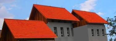 Desain atap, terlihat bahwa atap asbes gelombang ditutup dengan permainan gewel di bagian depan rumah atau facadenya, bertujuan agar rumah terkesan 'bagus', menurut permintaan tukang tersebut. Sudut Kemiringan Atap Rumah