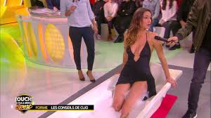 Clio Pajczer sexy en bikini-Touche Pas à Mon Sport scène inoubliable torride