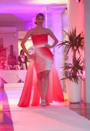 Il bianco leggermente traspare richiede coppe adesive disponibile in tre colori. Maestri Allure T40 Weddalia