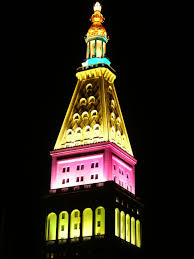 Das unternehmen kam mitte 2018 auf einen börsenwert von ca. Datei Metropolitan Life Insurance Company Tower At Night Light Up Jpg Wikipedia