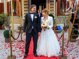 Vanessa trickst, um weiter trainieren zu können. Bei Sturm Der Liebe Jagt Eine Uberraschung Die Nachste Nun Gibt Es Fotos Von William Und Rebecca Die A Sturm Der Liebe Hochzeitskleid Spitze Kleid Hochzeit