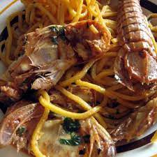 La pasta risottata al sugo fatto con le canocchie che sono un crostaceo delizioso di piccole dimensioni ed è una tra le tante prelibatezze offerte dal mar mediterraneo. Ricetta Pasta Con Le Canocchie