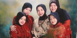 Apa hubungan pengunduran din syamsuddin dari majelis wali amanat itb. Inilah Sosok Calon Istri Din Syamsuddin Okezone News