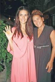 Bergüzar korel 27 ağustos 1982 doğum yılına sahip i̇stanbullu bir oyuncudur.babasının ismi tanju, annesinin ismi ise hülya'dır.i̇lkokulu nilüfer hatun i̇lköğretim okulunda tamamladı.i̇lkokul bittikten. Berguzar Korel Ve Annesi Hulya Darcan Kadincasayfa Com