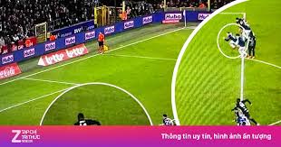 Sự cố VAR dẫn tới phán quyết lịch sử ở bóng đá châu Âu