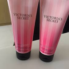 Bombshell perfume by victoria's secret, set off an explosion of desirable fragrance with bombshell, a flirty women's fragrance by victoria's secret. Victoria Secret Bombshell Fragrance Wash Lotion Health Beauty Hand Foot Care On Carousell