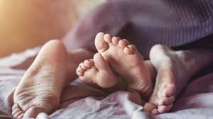 10 choses qu un homme amoureux fait au lit gnadoe magazine