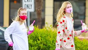 Dakota fanning is a young actress who is best known for her work in the 'twilight' films, 'coraline' and 'war of the worlds.' dakota fanning was born on february 23, 1994, in conyers, georgia. Dakota Elle Fanning Wear Protective Face Gear For Sister Date Pics Hollywood Life