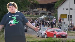 Der drachenlord lehnte das angebot vom ag neustatt ab. Wegen Internet Star Drachenlord 500 Youtube Fans Sturmen 41 Seelen Dorf Regional Bild De