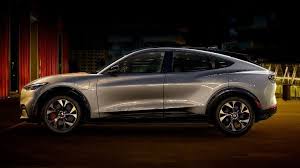 Ford Mustang Mach E In Grau Seitenansicht Stehend Auf Hellem Kies Vor Modernem Haus In 2020 Ford Mustang Mustang Autos Mustang