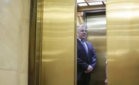 Mugur constantin isărescu este un economist român, care îndeplinește în prezent funcția de guvernator al bancii naționale a românie. SurprizÄƒ Cu Cat I A Crescut Pensia SoÈ›iei Lui Mugur IsÄƒrescu È™i Cat IncaseazÄƒ Acum Stiri Pe Surse Cele Mai Noi Stiri