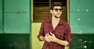 Álvaro tauchert soler, conocido simplemente como alvaro soler, es un cantante alemán español, nacido el 9 de enero de 1991 en barcelona. Alvaro Soler La Libertad Music Video Popsugar Latina