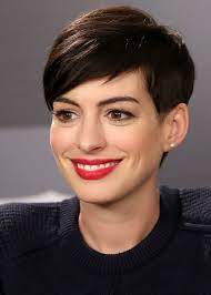 I tagli del 2020 sono revival anni '90. Watch Anne Hathaway Take Her Makeup From Barely There To All Out Glam Tagli Di Capelli Acconciature Capelli Pixie
