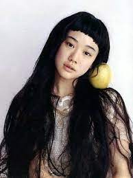 前髪ぱっつんが似合う芸能人ヘアカタログ 丸顔やショート ボブ ロングに 切り方やアレンジ参考にも naver まとめ long hair styles hair beauty beauty