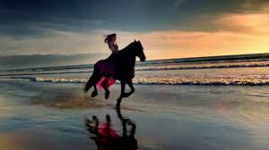 صور بنات على حصان لركوب الخيل متعة نفقدها الحبيب للحبيب