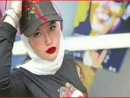 وأنكرت حنين حسام ومودة الأدهم التهم الموجهة لهما أمام المحكمة، وأكدت حنين حسام أنها لم تفعل أى جرم، مستطردة : معملتش حاجة ووالله مظلومة، فيما نفت مودة الأدهم الاتهامات الموجهة لها. Ù…Ù† ØªÙŠÙƒ ØªÙˆÙƒ Ø¥Ù„Ù‰ Ø³Ø¬Ù† Ø§Ù„Ù‚Ù†Ø§Ø·Ø± Ø±Ø­Ù„Ø© Ø­Ù†ÙŠÙ† Ø­Ø³Ø§Ù… ÙÙŠ 14 Ø´Ù‡Ø± Ø§ Ù…ØµØ±Ø§ÙˆÙ‰