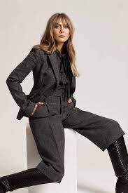 She starred in her debut film role in the thriller martha marcy may marlene in 2011, for which she was acclaimed. Elizabeth Olsen Velizabetholsen Twitter