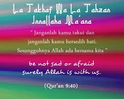 لَا تَحْزَنْ إِنَّ اللَّهَ مَعَنَا la tahzan innallaha ma'ana. Laa Takhaf Wa Laa Tahzan Innallaha Ma Ana Ummu Yasir Syahrul Hasna Khansa Tazkiya