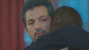 Nissan e Doruk apresentam Arif como pai durante evento na escola