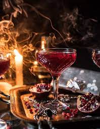 Puis déposez délicatement les yeux dans votre bocal. 15 Idees De Cocktails D Halloween Ensorcelants Elle A Table