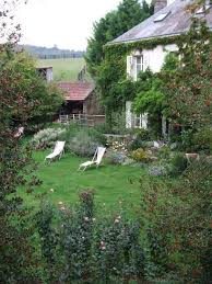 Entre La Mousse Et Le Lichen La Toiture De Cette Maison Est Plus Que Fragilisee Une Renovatio My French Country Home Backyard Garden Layout Country Gardening