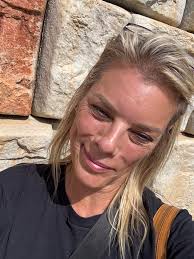 THE FLORAL TOOLED HAIR CLIP🤎 Everyone needs a claw clip with a little  WESTERN flare✨ . . . Western Style Western Fashion Cowgirl Style Cowgirl  Fashion Cowgirl Boutique Western Retro Vintage Fashion