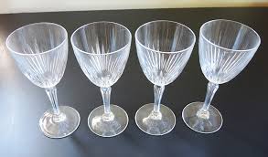 Cette série déclinée aussi sur longdrink et verres mélangeurs est remarquable de part sa qualité et son design. Coffret De 4 Verres A Pied Vintage Cristal D Arques Austria 18 Clz Vintage French Finds