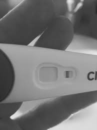 Antes do atraso menstrual é possível que sejam notados alguns sintomas que podem ser indicativos de gravidez, como seios doloridos, náuseas, cólicas ou dores abdominais leves e cansaço excessivo sem motivo aparente. Teste Clearblue Early De Mae Para Mae