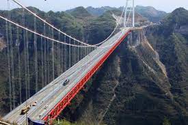 Ce pont relie la ville de qingdao à sa banlieue. 20 Minutes Le Plus Haut Pont Suspendu Du Monde Monde Pont Suspendu Pont Pont Couvert