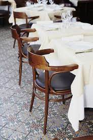 Tables de bar, tables de restaurant et beaucoup plus au meilleur prix. Pin By Joey Goei On The Coffee Bean Bakery Restaurant Seating Restaurant Chairs Restaurant Furniture