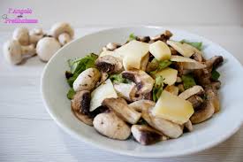 Così ho deciso di preparare per lui (e anche per me disponi il carpaccio di funghi sulle melanzane grigliate e condisci con una emulsione di olio evo, pepe e erbe aromatiche. Insalata Di Funghi E Grana L Angolo Delle Prelibatezze