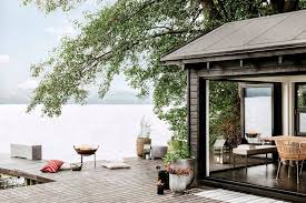 I´m leaning back and look into the deep blue. Relaxen Im Haus Am See Haus Am See Rattan Sessel Hauser Am See