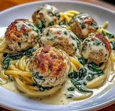 نجلاء - كرات لحم ريكوتا الدجاج مع صلصة ألفريدو السبانخ 🍗🧀🍝 المكونات: 1  رطل دجاج مطحون 1/2 كوب جبن ريكوتا 1/4 كوب جبن بارميزان (مبشور) 1/2 كوب فتات  الخبز 1 بيضة 2