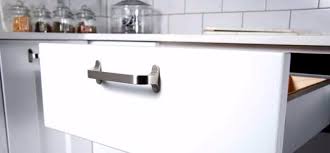 Tirador para muebles de cocina estilo moderno en acabado metalizado cromo mate y en diferentes medidas. Tiradores Para Muebles De Cocina Cocinas Brava Cocinas De Diseno