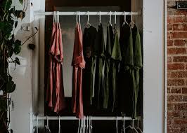 Meski saat ini banyak material lain yang dapat digunakan untuk dinding selain batu bata, tapi material ini masih bambu sering digunakan sebagai tiang penyangga dan dudukan dalam membuat dinding. Strawberrichigo Material Yang Dibutuhkan Untuk Membuat Usaha Butik Batik Reach Your Dream Program Mahasiswa Wirausaha Atcemnes Butik Shop