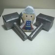 Caixa De Ferramentas Martelo Do Thor Festa Os Vingadores Martelo Do Thor Feito Com Rolo De Papel Aluminio Caixa De Leite E Jornal Martelo De Thor Caixa De Leite Papel Aluminio