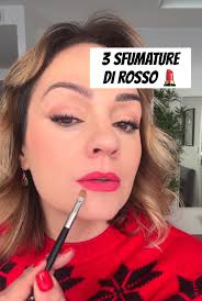 Trucco che alza lo sguardo