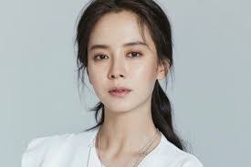 Aktris song ji hyo memiliki nama asli chun sung im dilahirkan pada tanggal 15 agustus 1981 di pohang, gyeongsang utara, korea selatan. Profil Dan 11 Fakta Song Ji Hyo Pemeran Noh Ae Jung Di Drama Did We Love Fakta Id