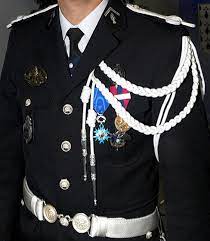 Trèfles aiguillettes, épaulettes et le bleu azur des galons et du képi du gendarme auxiliaire, appelé du contingent, tranche avec les. Connaissez Vous La Gendarmerie Gendarmerie Du Rhone Facebook