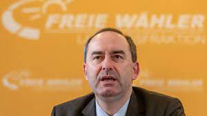 Wirtschaftsminister aiwanger bei der firma schober. Kommentar Aiwangers Beschamende Messer Ausserung Bayern Sz De