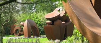 Die gartendekoration besteht aus 2 hellen holzhäusern. Wittmund Skulpturengarten Funnix Ostfriesland Nordsee Landkreis Wittmund