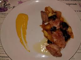 Unite l'alloro e lasciatelo marinare per 3 ore rigirando la carne di tanto in tanto. Filetto Di Maiale Con Mele E Prugne Caramellate Picture Of Italo S Trattoria Diano Marina Tripadvisor