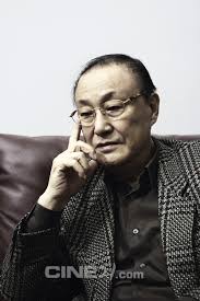 외삼촌은 유동근, 숙모는 전인화로 배우 집안에서 자란 것으로 알려있다. ìœ¤ì¼ë´‰