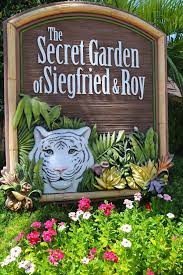 Mini Zoo In The Middle Of Las Vegas Simply Enjoy Travel Las Vegas Zoo Las Vegas Hotels Vegas Vacation