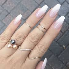 Découvrez une photo de ongles en gel rose et blanc. Comment Faire Un Baby Boomer Sur Vos Ongles