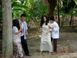 Kazman is a dedicated husband who, despite his wife sufiah's protests, decided to buy a bungalow for their family near a lake as a family getaway. Ashraf Muslim Dalam Drama Bersiri Jangan Pandang Belakang Di Tv2 Sensasi Selebriti