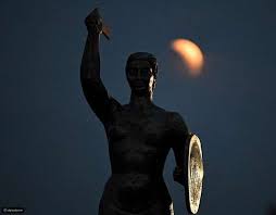 هكذا رأى العالم الخسوف الدموي للقمر صور من كل الدول تقريبا القيادي Human Silhouette Silhouette Human