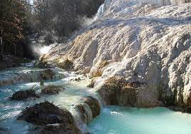 L'hotel, al centro del piccolo abitato di bagni san filippo, è immerso in un vasto parco, con una parte di giardino fiorito dove per tutti gli ospiti è possibile trovare il proprio angolo preferito di relax. Le Terme Libere Di Bagni San Filippo Un Oasi Di Benessere In Val D Orcia Villa Il Patriarca