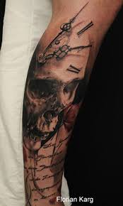 Voici 40+ idées pour trouver le tattoo tête de mort qui vous convient! Selection De 25 Superbes Tatouages Avec Des Cranes Inkage Skull Tattoos Tattoos Clock Tattoo