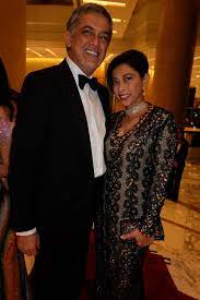 He seeks to rediscover his manhood with the help of a newfound friend, jacob, learning to pick up girls at bars. Ezurin Tunku Yaacob Cerai